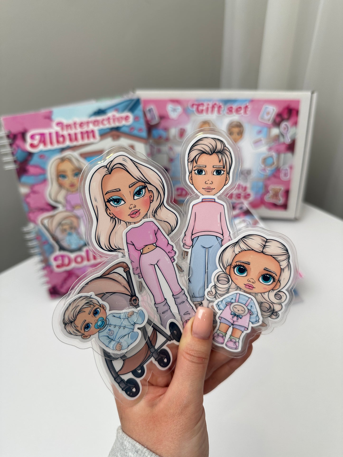 Geschenkbox „Familienhäuschen"
– Kreativbuch mit Klett-Elementen, Malbuch & Stickern