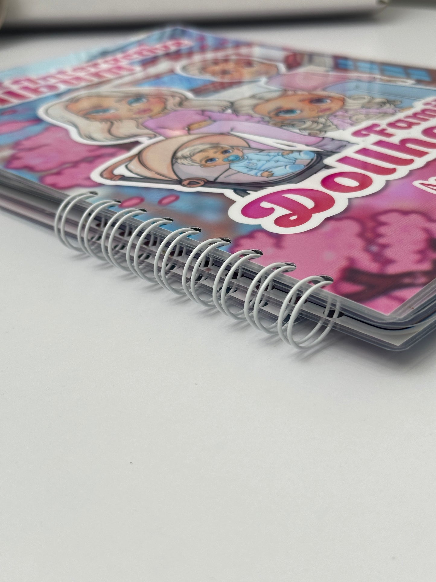 Geschenkbox „Familienhäuschen"
 – Kreativbuch mit Klett-Elementen, Malbuch & Stickern
