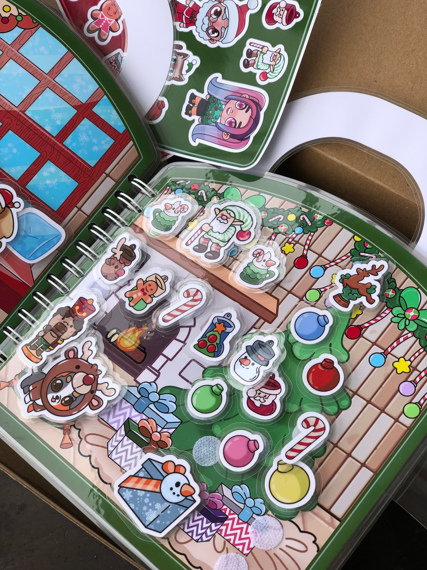 Weihnachtszauber - Kreativ-Buch mit Klett-Stickern