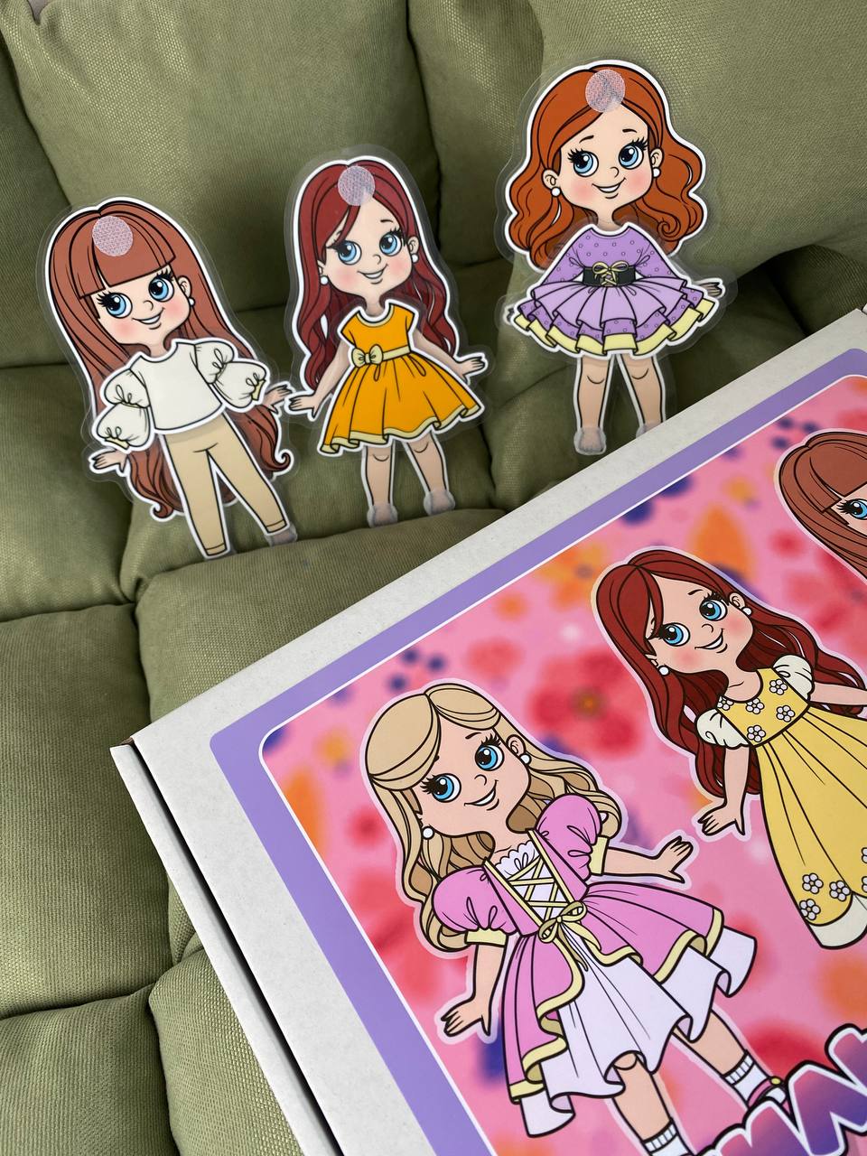 Geschenkbox „Stilvolle Puppe“ – Laminierte Puppen & Mode zum Ankleben