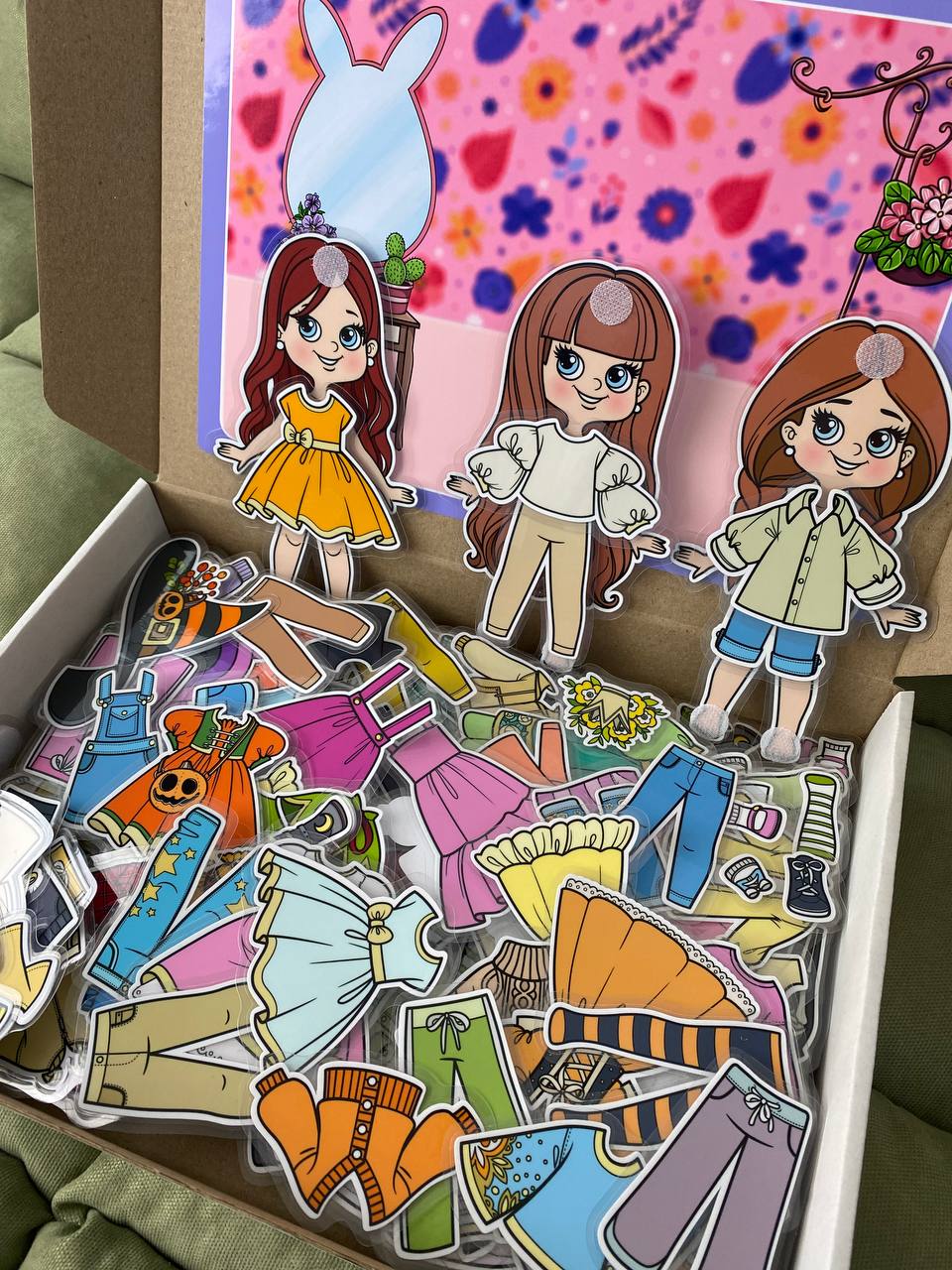 Geschenkbox „Stilvolle Puppe“ – Laminierte Puppen & Mode zum Ankleben