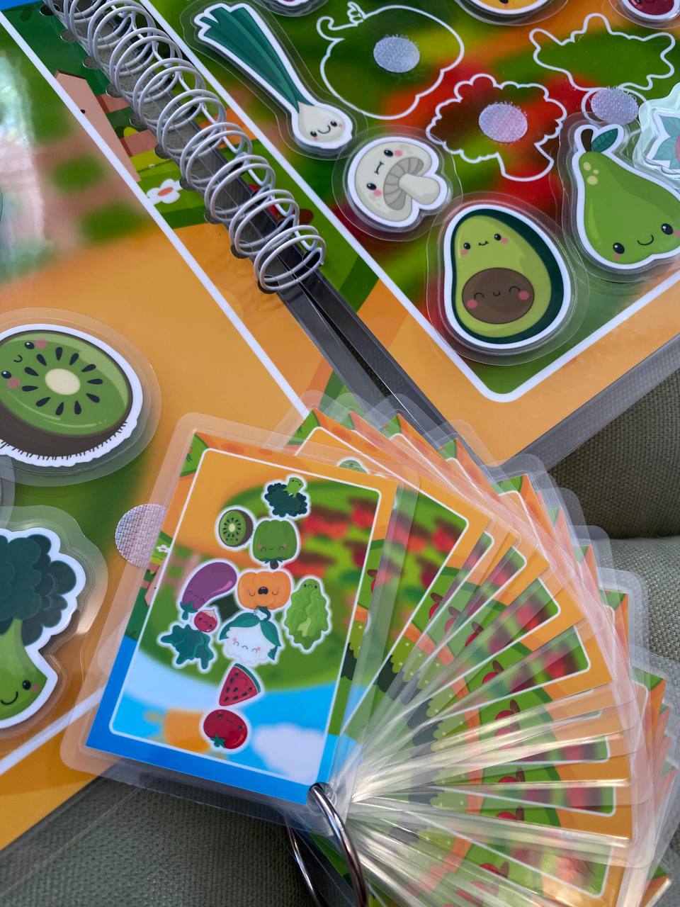 Früchte & Gemüse Stapelspiel – Interaktives Buch mit Klett-Stickern