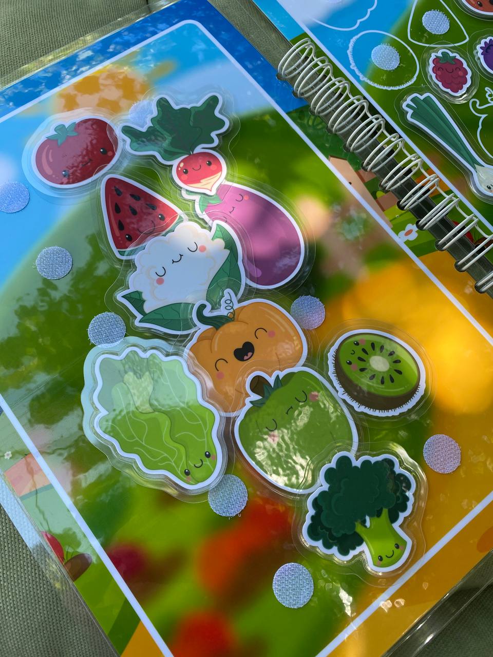 Früchte & Gemüse Stapelspiel – Interaktives Buch mit Klett-Stickern